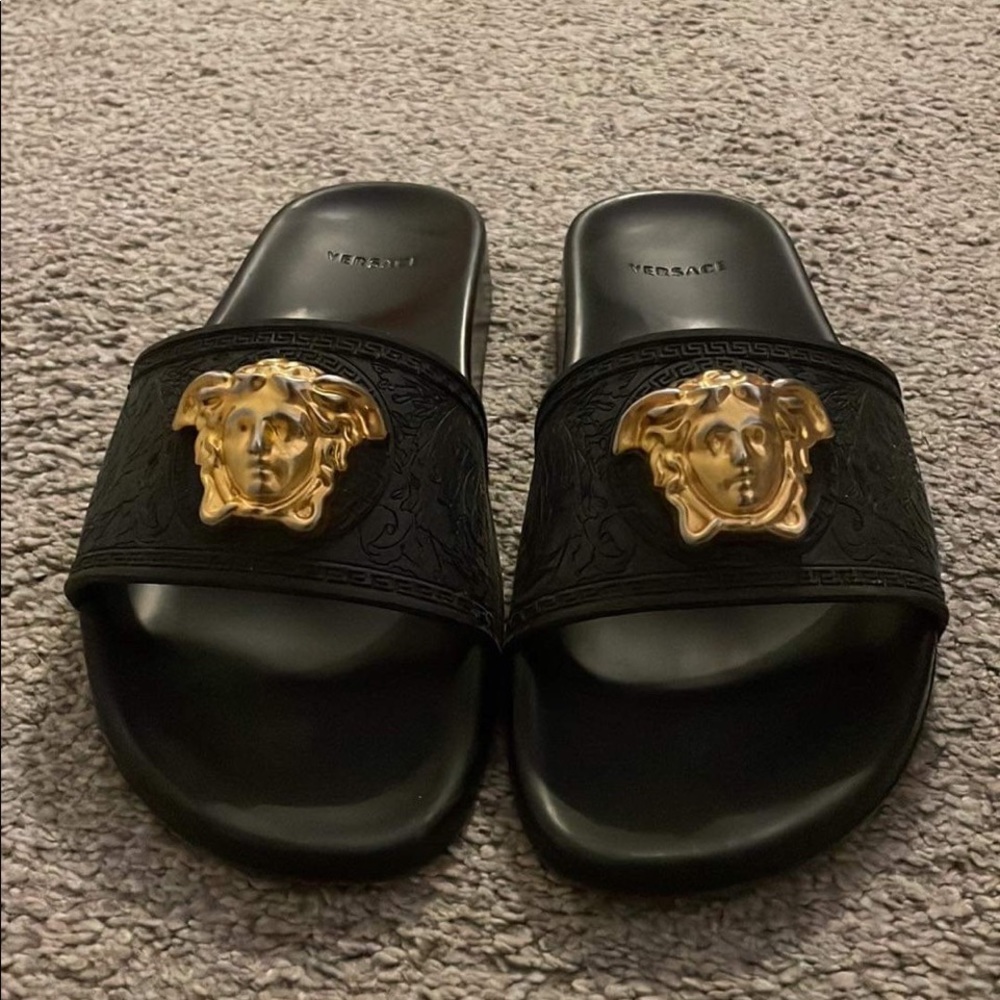 Auth Versace slides